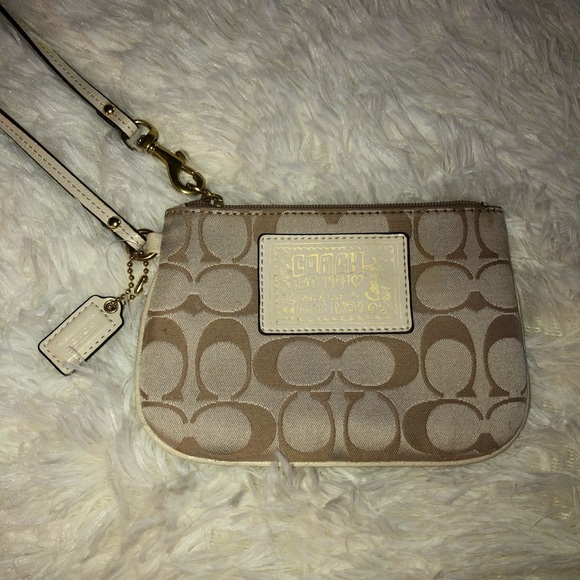Coach Poppy Wristlet - Picture 6 of 14